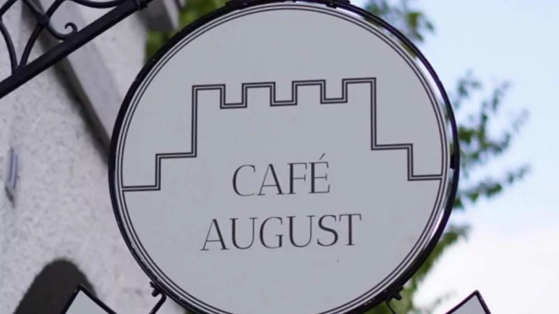 Schild draussen Cafe-August